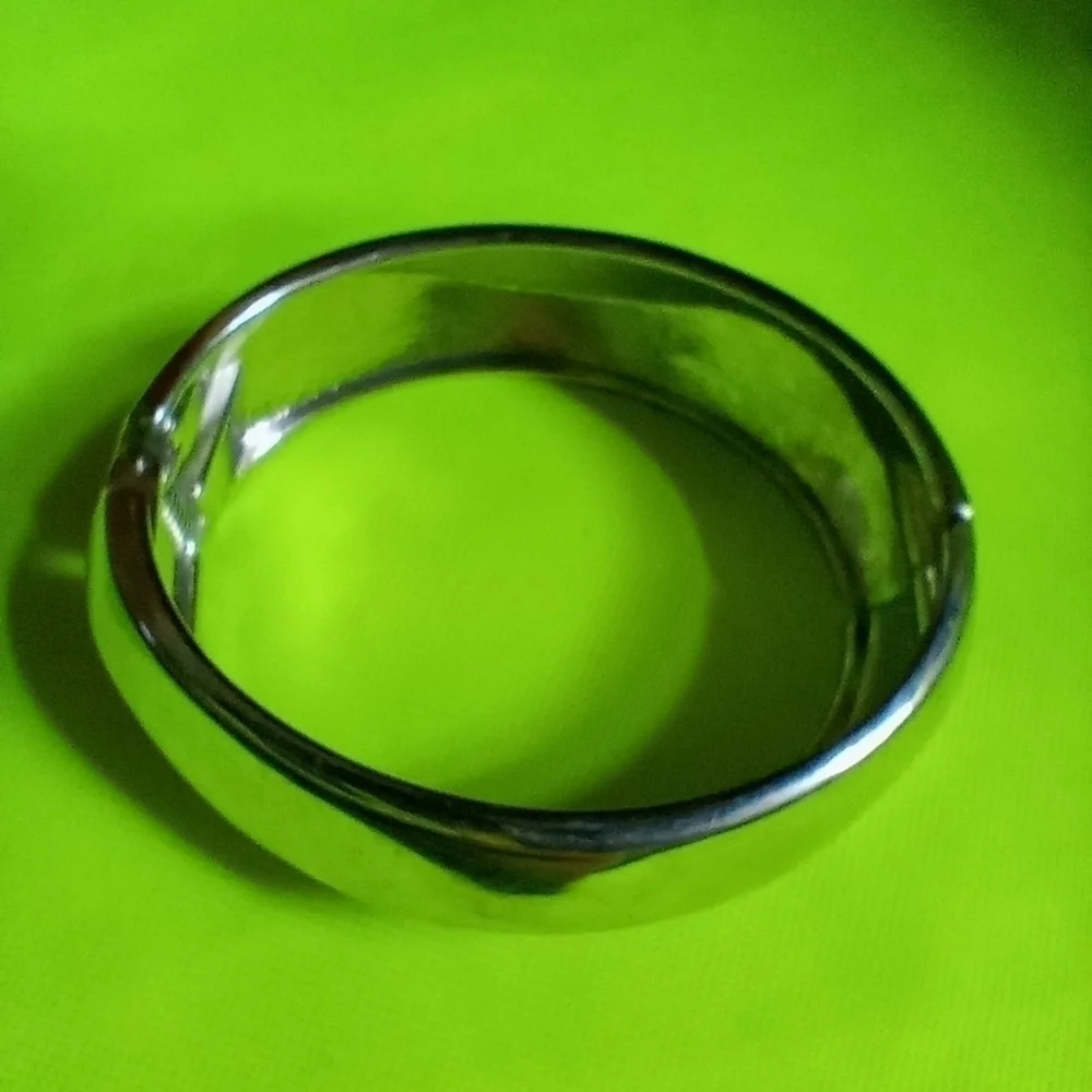 Silvertone smooth wavy hinged bracelet 2 x 2.5 i.d.